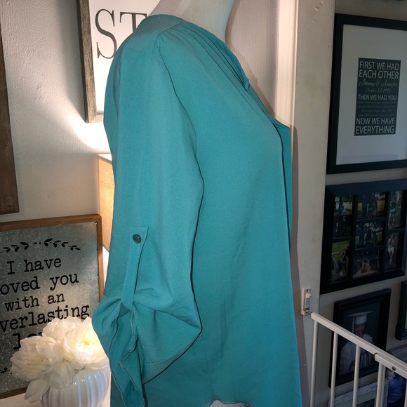 Bee Stitched blouse. Size Medium. - Picture 3 of 7